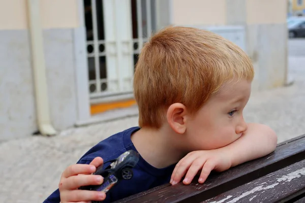 Retrato Menino Loiro Encantador Menino Três Anos Está Apoiando Seu — Fotografia de Stock