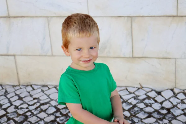 Portrét Půvabného Blonďatého Chlapce Mléčným Knírkem Plachý Tříletý Chlapec — Stock fotografie