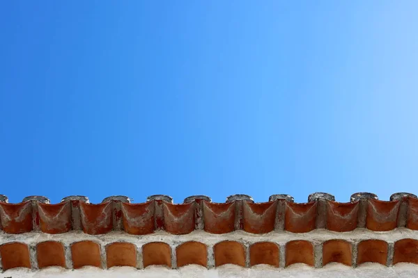 Vecchio Tetto Piastrelle Rosse Contro Cielo Blu Sfondo Con Elementi — Foto Stock