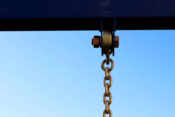 金属结构与螺栓和铁闪亮厚重的链子在蓝天 软式高密钥聚焦摆动座的金属链条 — 图库照片