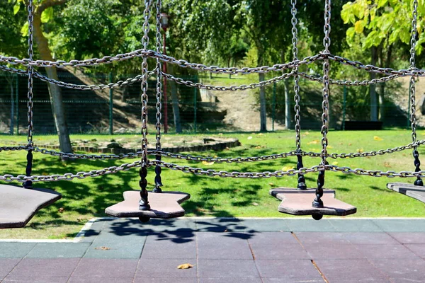 Puente Colgante Sobre Cadenas Para Desarrollar Equilibrio Equilibrio Los Niños —  Fotos de Stock