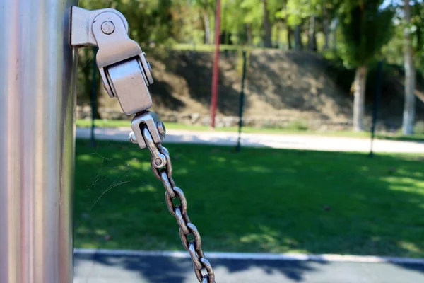 金属结构与螺栓和铁闪亮的厚链模糊的背景 软式高密钥聚焦摆动座的金属链条 — 图库照片