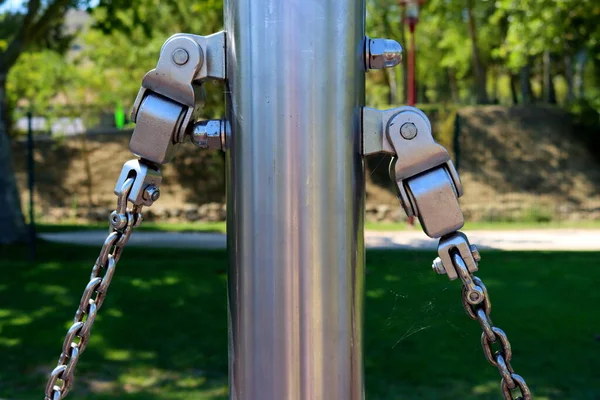 金属结构与螺栓和铁闪亮的厚链 用于连接摆动 软式高密钥聚焦摆动座的金属链条 — 图库照片
