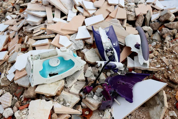 폐기물 처리장에서 고장난 쇠사슬이요 고장난 다리미의 파편들 수없는 가전제품의 쓰레기장 — 스톡 사진