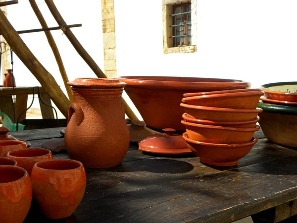 Pequeños Cuencos Barro Una Jarra Sobre Una Mesa Madera Cerámica — Foto de Stock