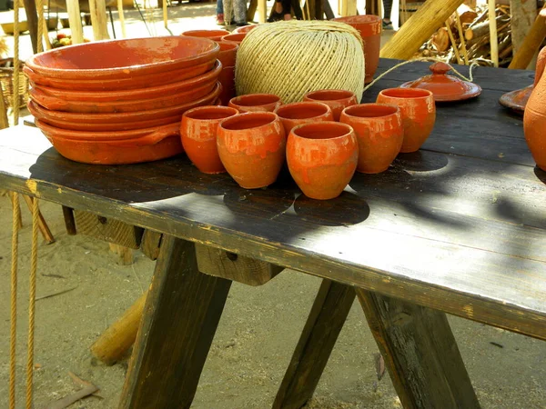 Colección Vasos Barro Platos Grandes Sobre Una Mesa Madera Cerámica — Foto de Stock