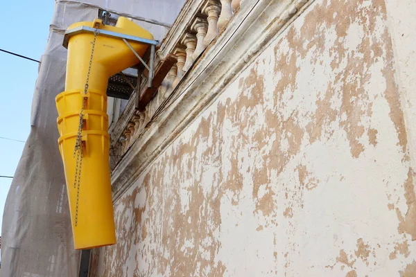 Secções Suspensas Calha Lixo Amarelo Estão Ligadas Fachada Edifício Histórico — Fotografia de Stock