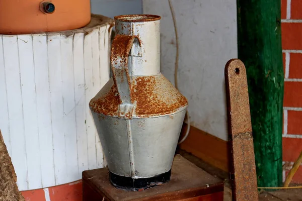 Vieja Jarra Agua Metal Oxidado Utensilios Cocina Vintage — Foto de Stock