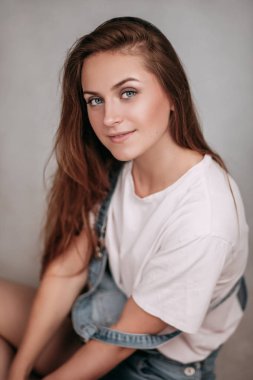 Stüdyoda poz veren güzel kız