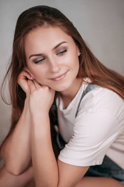 Stüdyoda poz veren güzel kız