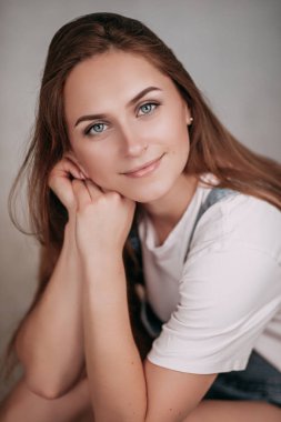 Stüdyoda poz veren güzel kız