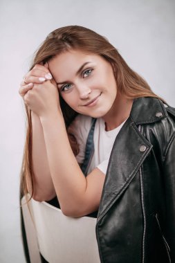 Stüdyoda poz veren güzel kız