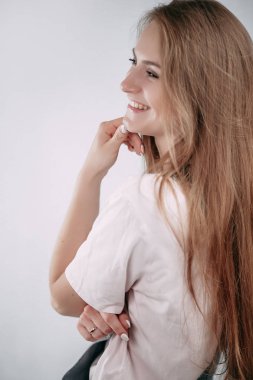 Stüdyoda poz veren güzel kız