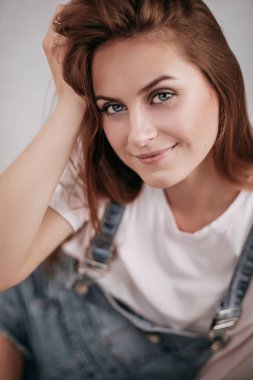 Stüdyoda poz veren güzel kız