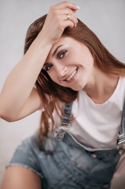 Stüdyo kot tulum giymiş poz güzel gülücük kız