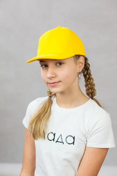 pigtails içinde bir kap ile şirin kız