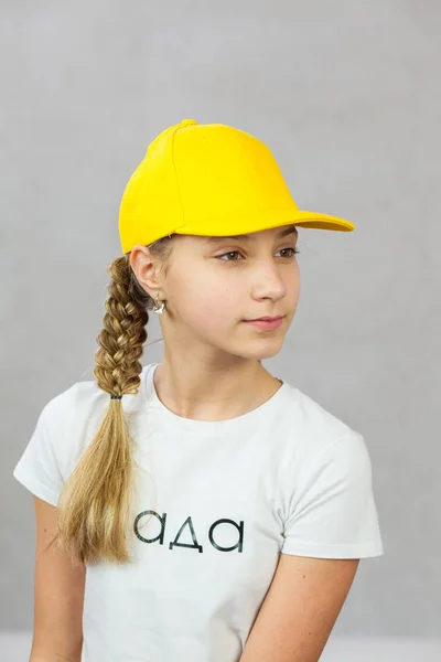 pigtails içinde bir kap ile şirin kız