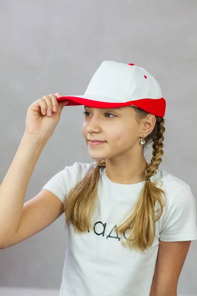pigtails içinde bir kap ile şirin kız