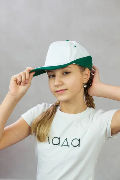 pigtails içinde bir kap ile şirin kız