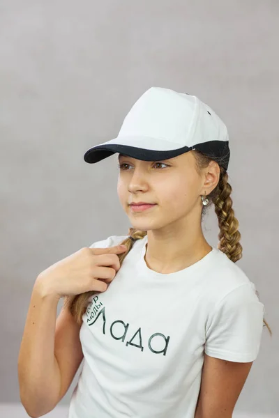 pigtails içinde bir kap ile şirin kız