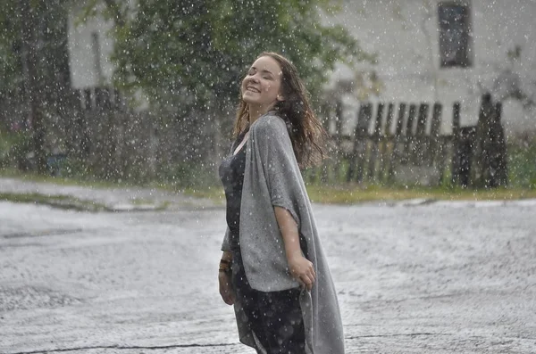 Yağmurda mutlu bir kız