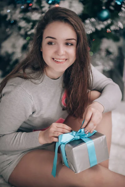 Genç kız yeni yıl fotoğraf çekimi