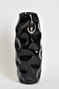 beyaz zemin üzerine siyah vazo