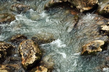 Bir dağ nehir çağlayan. Arka plan.