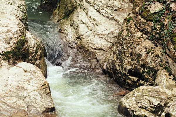 산 강 폭포 아름 다운 배경. — 스톡 사진