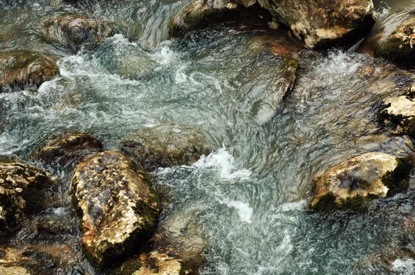 Bir dağ nehir çağlayan. Arka plan.