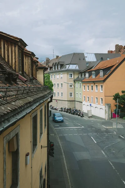 Vue Grand Angle Voiture Scooters Sur Rue Wurzburg Allemagne — Photo gratuite