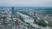 Letecký pohled na mosty přes řeky Mohan a budov v Frankfurt nad Mohanem, Německo 
