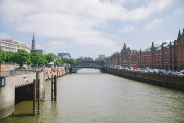 Hamburg, Almanya - 28 Haziran 2018: Elbe Nehri, köprü ve binalarda speicherstadt (depo bölgesi,)