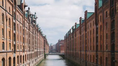 Elbe Nehri, köprü ve binalarda, depo bölgesi Hamburg, Almanya