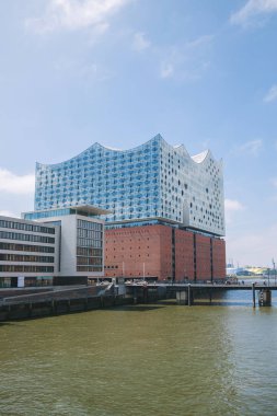 Hamburg, Almanya - 28 Haziran 2018: modern yeni elbe Filarmoni Salonu ve elbe Nehri