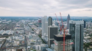 cityscape gökdelenler ve binalar yakınındaki vinç Frankfurt, Almanya ile in havadan görünümü 