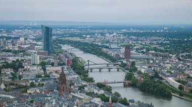 Köprü üzerinde ana nehir ve Frankfurt, Almanya binalarda havadan görünümü 