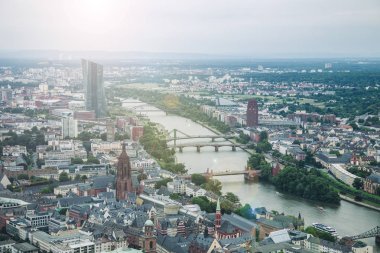 havadan görünümü ana nehir ve binaların Frankfurt, Almanya 