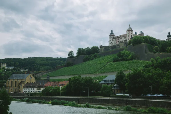 Vecchia Storica Fortezza Marienberg Sulla Collina Vicino Fiume Meno Wurzburg — Foto stock gratuita