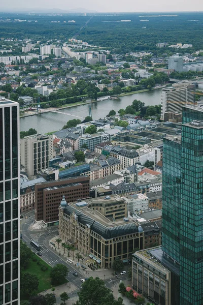 德国法兰克福主要河流附近的摩天大楼和建筑物鸟瞰城市景观 — 图库照片