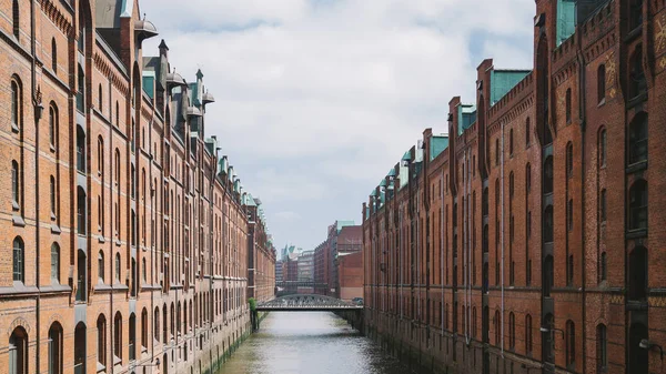 Elbe, brücke und gebäude am lagerviertel in hamburg, deutschland — Stockfoto