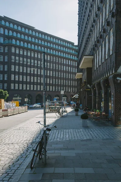 Hamburg, deutschland - 28.06.2018: fahrräder auf der straße, menschen sitzen in cafés — Stockfoto