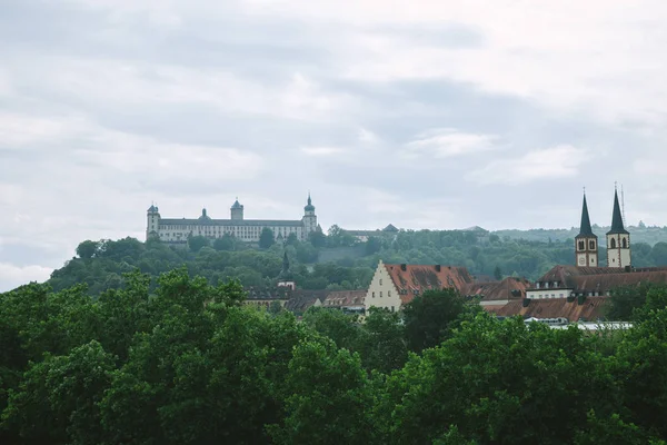 Antigua fortaleza de Marienberg y árboles verdes en Wurzburg, Alemania - foto de stock