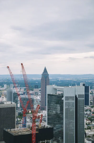 Vista aérea de grúas, rascacielos y edificios en Frankfurt, Alemania - foto de stock