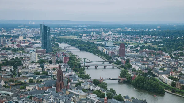 Вид с воздуха на мосты через главную реку и здания во Франкфурте, Германия — стоковое фото
