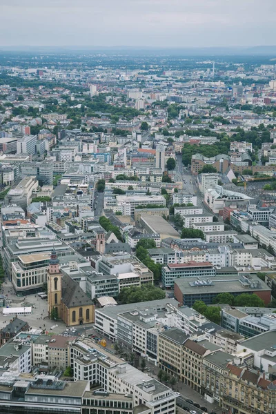 Vista aérea da paisagem urbana com edifícios em Frankfurt, Alemanha — Fotografia de Stock