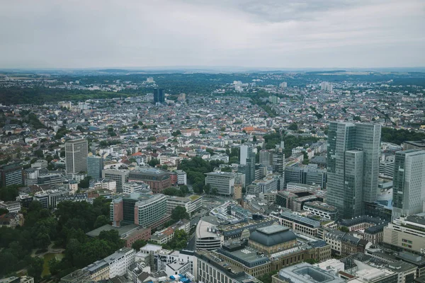Vista aérea da paisagem urbana com arranha-céus e edifícios em Frankfurt, Alemanha — Fotografia de Stock