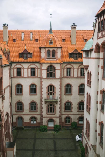 Vue à grand angle de la cour et des bâtiments à Hanovre, Allemagne — Photo de stock