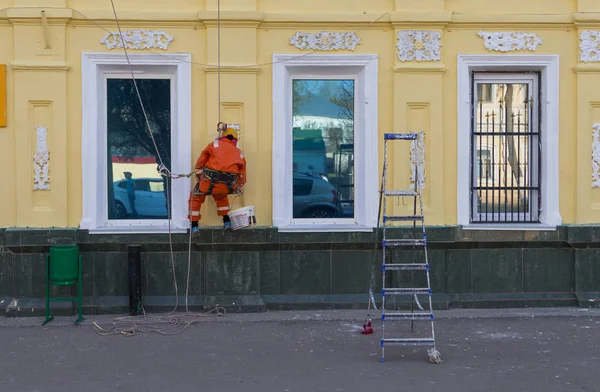 Uralsk Kazakhstan 2019 Peintre Peint Les Murs Bâtiment Restauration Bâtiment — Photo