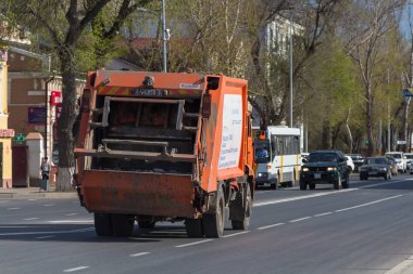 Uralsk, Zko, Kazakhstan-26.04.2019: Uralsk kentinin Merkez Caddesi boyunca çöp kamyonu sürmek
